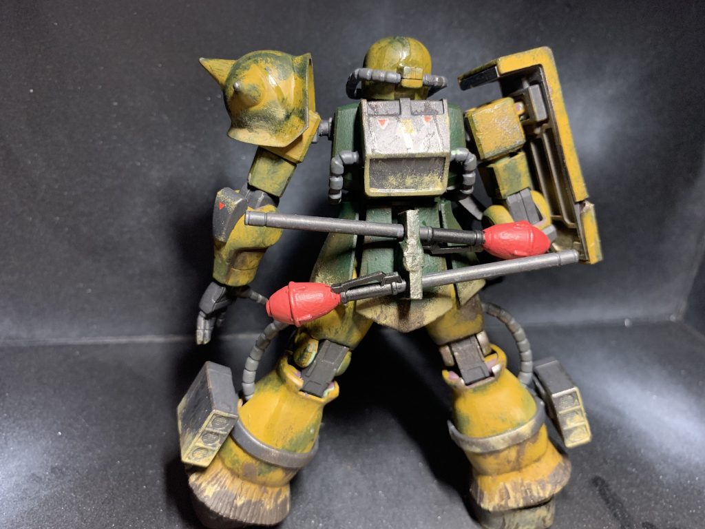 腰のバズーカラックをプラ板とパテで改造してシュツルム・ファウストのラックをつくりました。