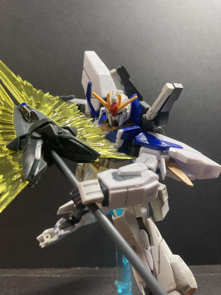 必殺技は巨大なビームソードを呼び出して、敵を一刀両断する。しかし機体はGNドライブのような無限のエネルギーを使っているわけではないので、使いすぎによるエネルギー切れは注意しないといけない。