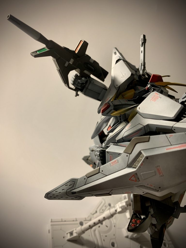 ビームライフルとシールド構えて。クスィーガンダムはシールドも特徴的でいいですよね、イチゴの様なモールド、何より厚い!シールドの厚みがすごいです。ちょっとやそっとでは壊れそうに無い重厚さがたまりません。最後まで見ていただきありがとうございます!閃光のハサウェイ次回作も楽しみです。いつになるかはまだわかりませんけどね。