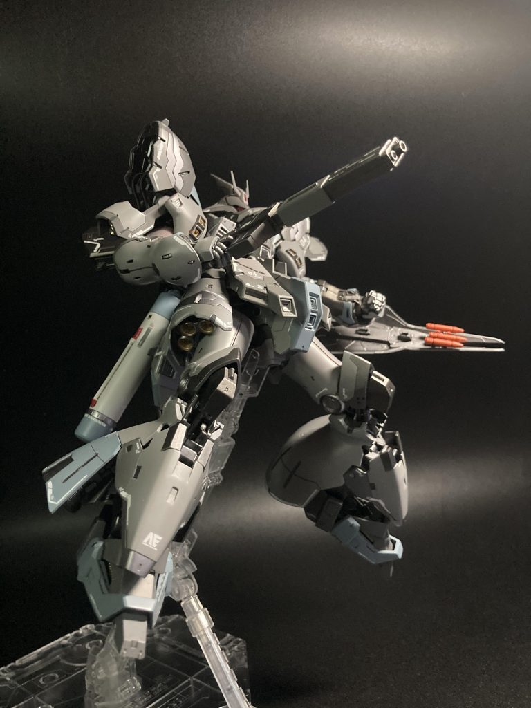 太い脚ですが可動域は広くアクションベースを使えばより幅広く迫力のあるポージングが取れます。