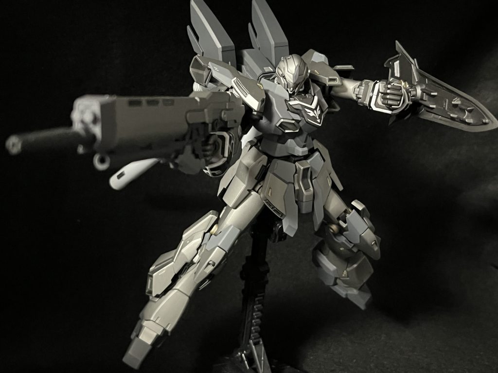 ポーズ①スタインは、『切る』より『撃つ』のイメージです。シナンジュ(赤)は逆。