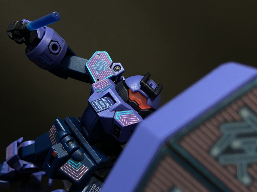 警棒みたいな棒は紺色の単色成型だったのでグリップだけ残して切り離し、水色のクリアランナーを真鍮線で繋ぐことでクリア化しました。