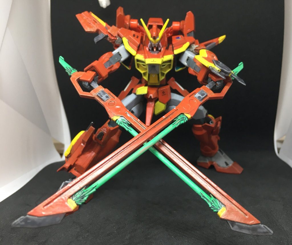 真正面から(肩の装備が違うのはいいですがサイズ差がすごい…)