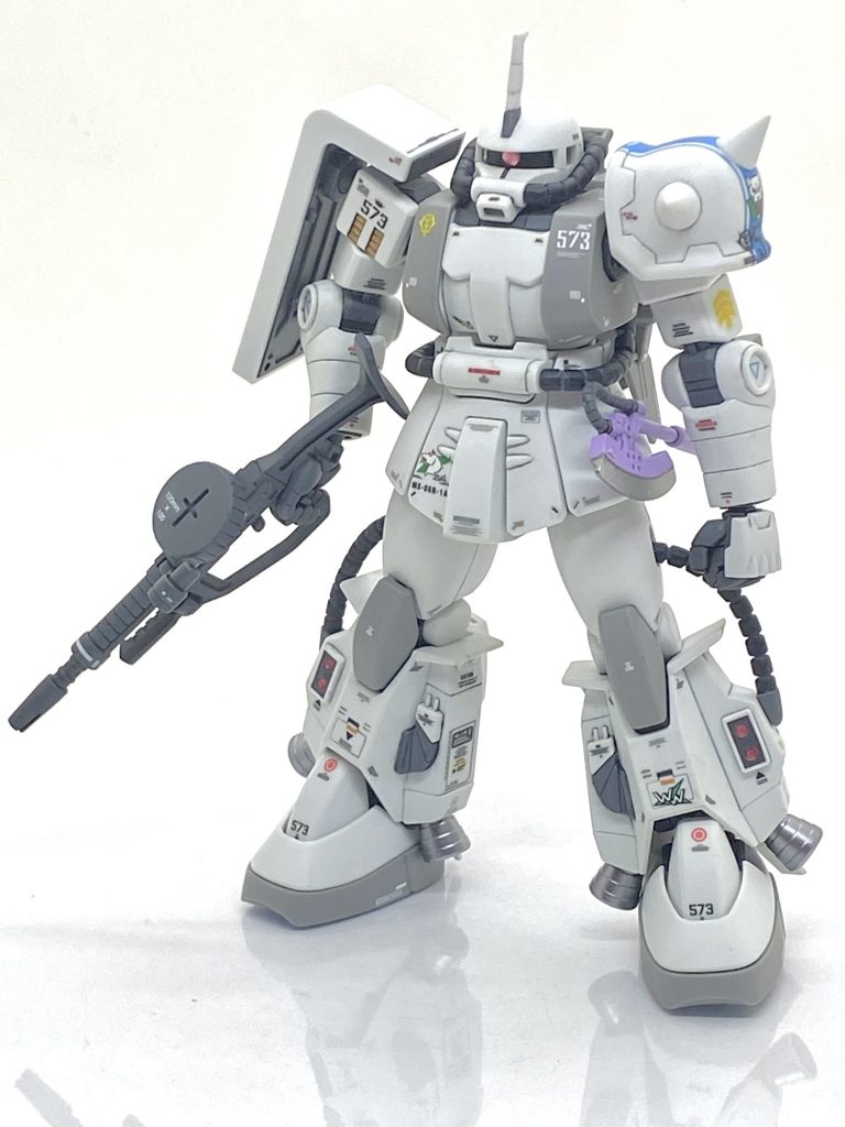 HGUC シン・マツナガ専用ザクを成型色仕上げ＋αで作ってみました。MSVではジョニー・ライデンと並び代表するエースパイロットであるシン・マツナガ。MS撃墜数141機、艦船撃墜数6隻でジオン公国軍第5位であり、一等兵で入隊しルウム戦役で戦艦1隻、巡洋艦5隻という戦果を挙げ、戦場任官の2階級特進で中尉に昇進するという設定は第二次世界大戦のドイツ空軍のエースパイロットみたいで説得力があります。彼が主役であります漫画の虹霓のシン・マツナガではドズル・ザビの幼なじみで戦場に出る際には護衛に就く設定はMSVからありましたがとある少女の後見人になるとかドズルの妻のゼナが気になるそぶりを見せたり、ドズルを戦死させた逆恨みで側室だったハマーンの姉にMAで襲われたり、反逆者扱いされてキマイラ隊と戦闘になってジョニーライデンに拘束されたりとかなり波乱万丈な人生だなと思ってしまいます(虹霓のシン・マツナガはムーンガンダムを描いてます虎哉孝征先生が描いていて、様々なエースパイロット達も出てきますから面白いです)。ジョニー・ライデン専用ザクを作った時から「隣にシン・マツナガのも・・・」とずっと思っていたので地味な色合いながらもエースパイロットらしい貫禄のあるマーキングを目指し、手を入れていきます。