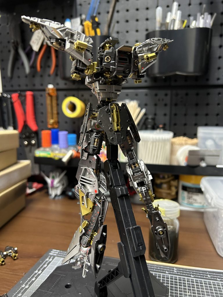 フレーム。メインとなる色はスターブライトアイアン、ゴールド、ジェラルミンを使用。細かい塗り分けは水性筆塗りで。フレームのみで腕繋がらないの残念。