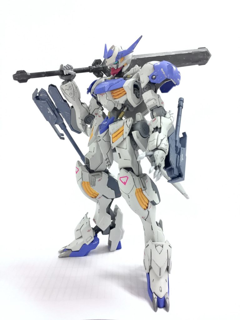 大剣担ぐポーズも良く似合います。