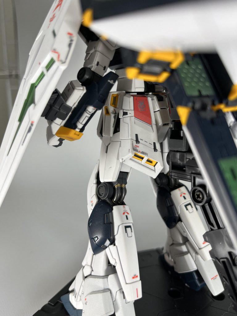 腕も左右対称にボリュームアップし、シールド取り付け部を変更しています。