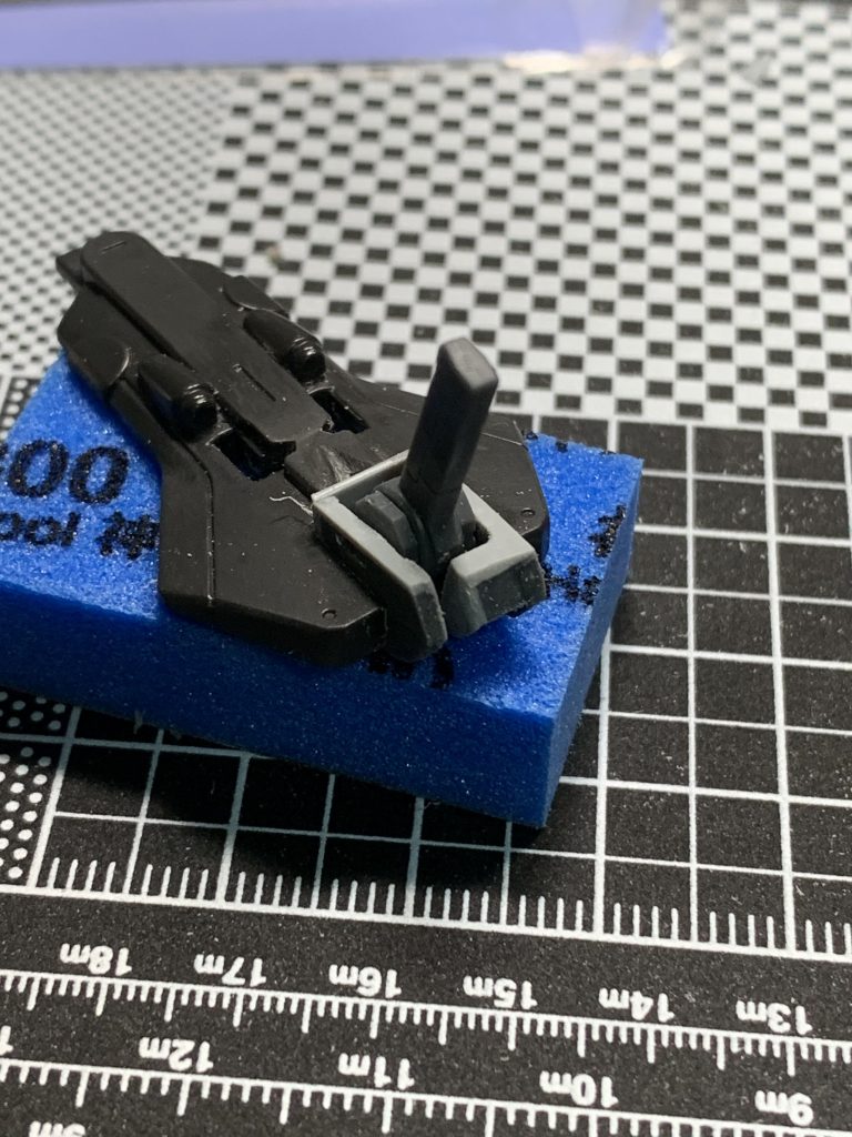 そのままではイナクトにはつけられないので干渉部分を切除して持ち手を作りましたが、形が綺麗に揃わず難航。