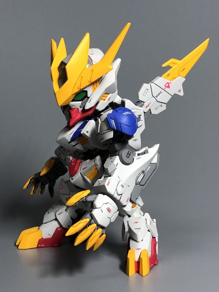 各部のシャープ化でバルバトスの先鋭的なイメージが出るような工作をしました。