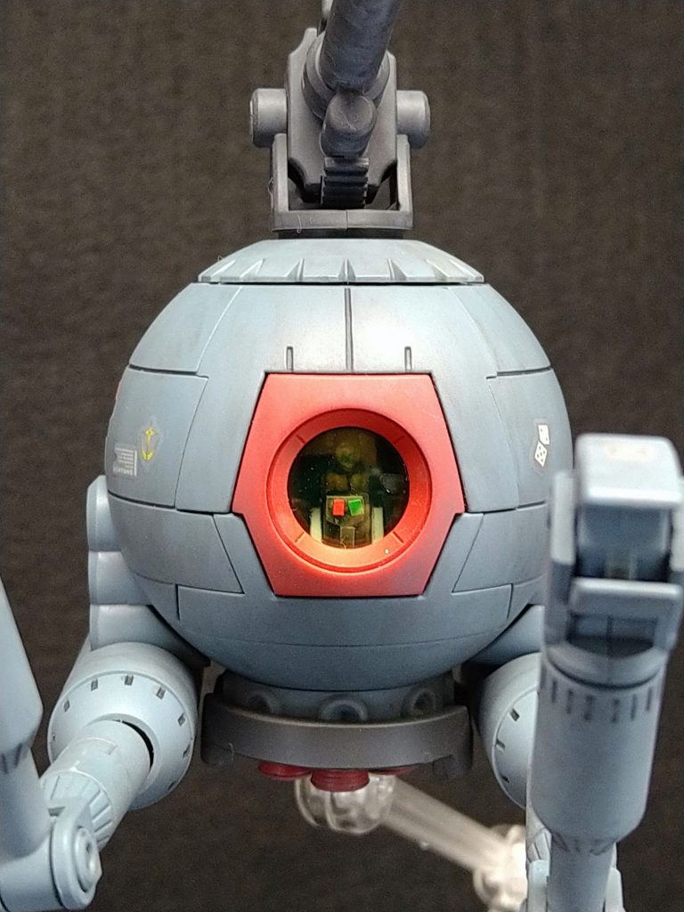 今回の頑張りポイントがここ無人のコクピットにパイロットを搭乗させました。黄色のクリアパーツ越しに黄色の連邦パイロットスーツは見分けがつきにくいですが見えるでしょうか?