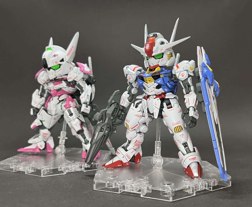 以前に制作したSDルブリスと並べています。3Dプリンター製のルブリスの頭部よりもエアリアルの頭部の方が小ぶりでスマートです、さすがEXSDと言ったところですね！