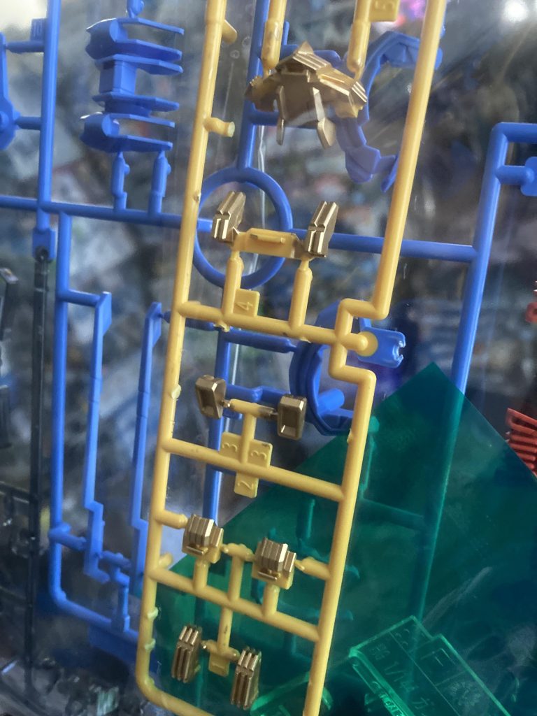 ランナーの成型色の黄色だと少し味気ない感じがしたので、事前にゴールドに塗装したのを持って行きました。