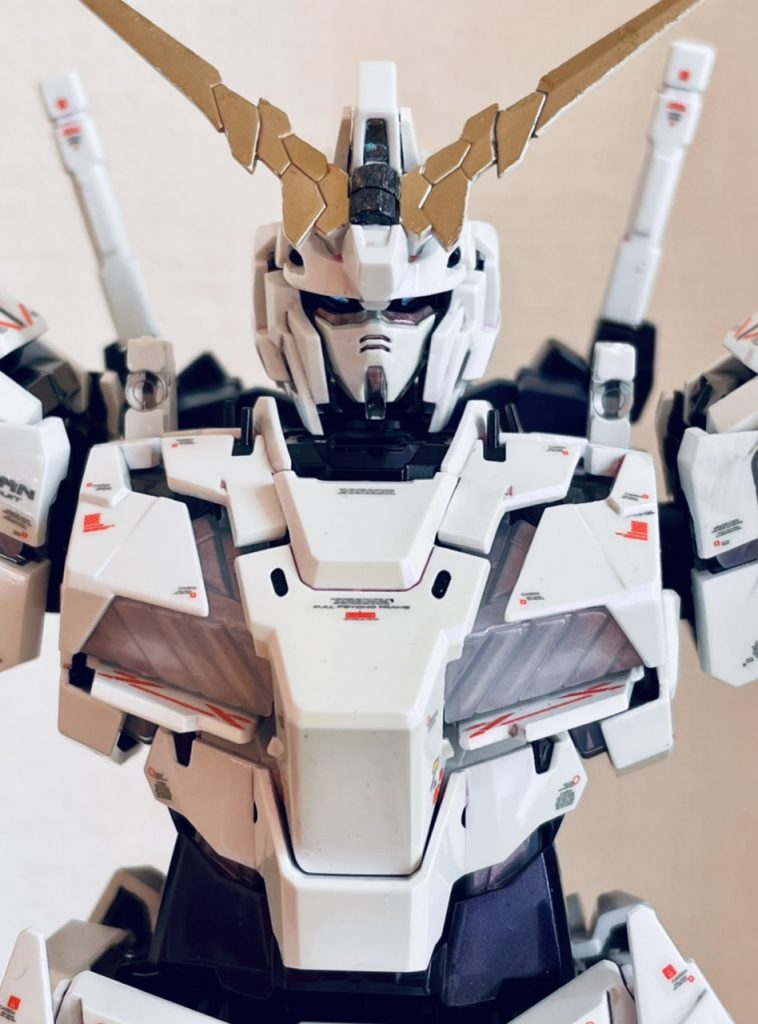 LED点灯していない時のサイコフレームが無塗装だとなんとも寂しい感じがするように思えたので、マジョーラで塗ってみました。幾らか不思議マテリアルな存在感出たんじゃないかと。ツインアイやトサカのカメラは偏光フィルムを貼っています。