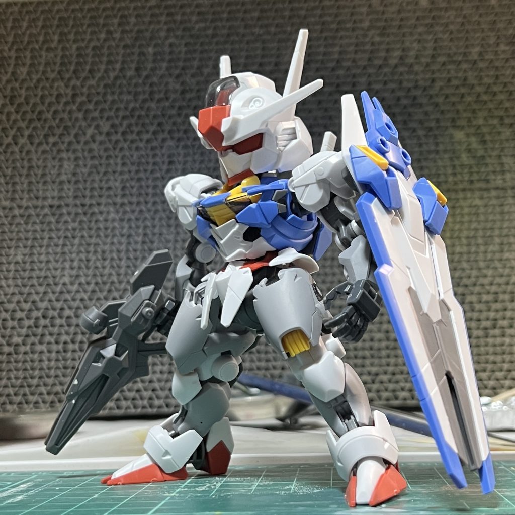 短縮化した箇所をパテ加工して捨てサフを吹いたところです。腹回りの加工も終わって腰が更に胴体に食い込んでくれました。