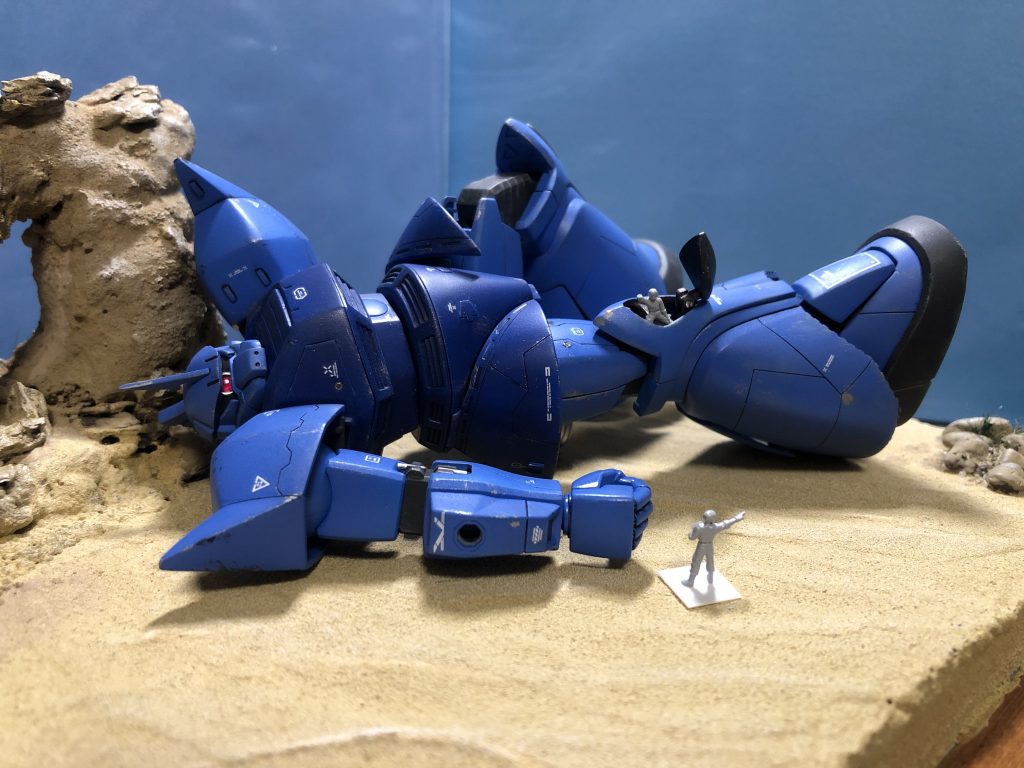 両膝のハッチを開閉出来るようヒンジを仕込んだので、「右膝の角度が甘い。スイッチングコネクションの故障だ！」が再現可能です