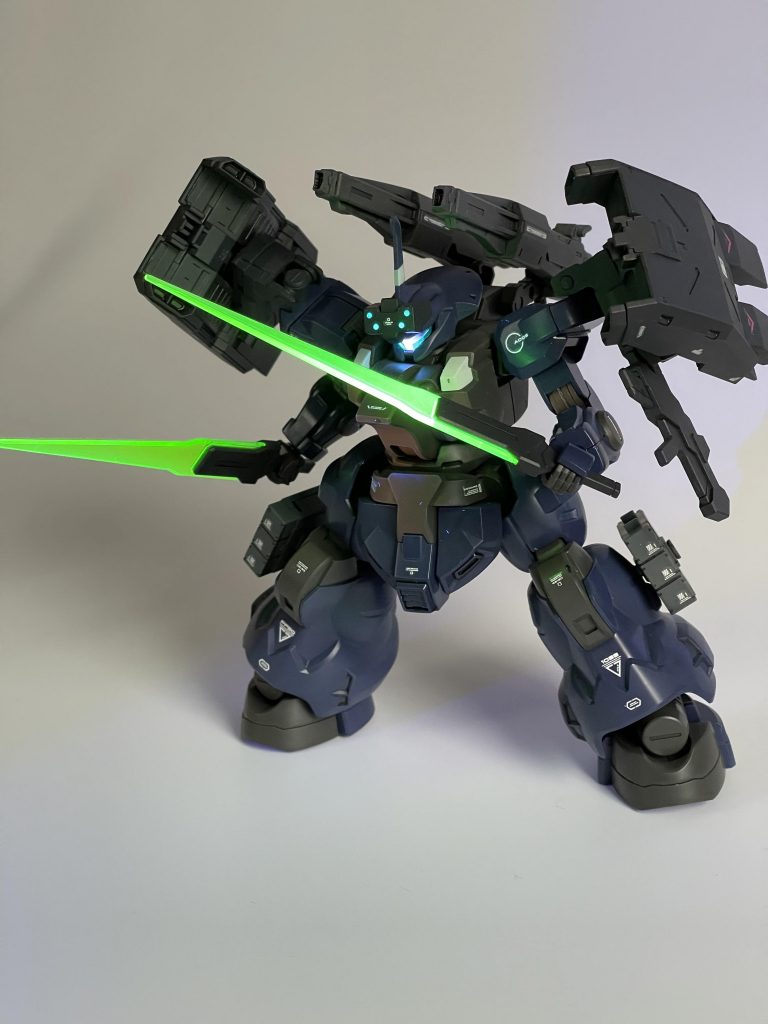 このヘヴィアサルトは近接戦も達者なんでな!ビームトーチ展開。マシンガンからは任意にトーチをパージ可能につき、二刀流が可能。胸部装甲にメインカメラの光が反射してるのエッチですね