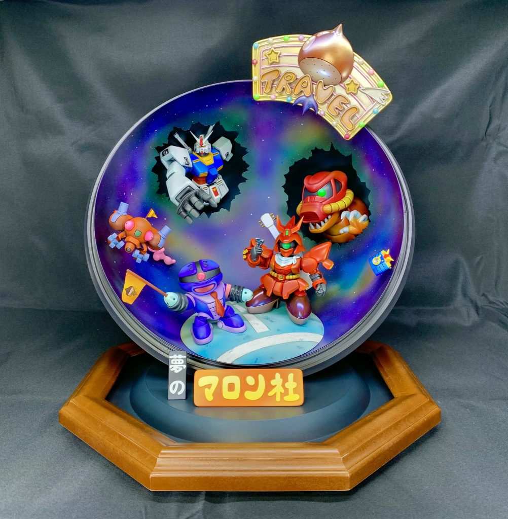 アニメ劇中をジオラマ風にまとめるため、半球をベースに使うことで広大な宇宙空間を小さく圧縮しました。