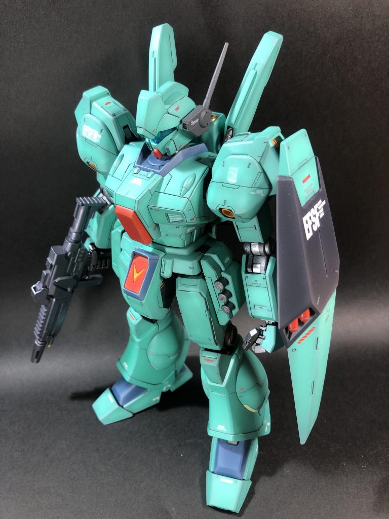 制作当初はスジボリでのディテールアップだけにするつもりでしたがプラ板も使って細身のジェガンがガッシリして見えるようにアクセントつけて見ました。