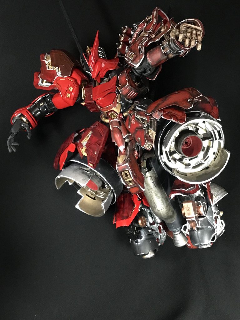 鳩サザビー(MG)重いので下から支えてポーズをとるのは難しかったので上から三点留めでぶら下げています。