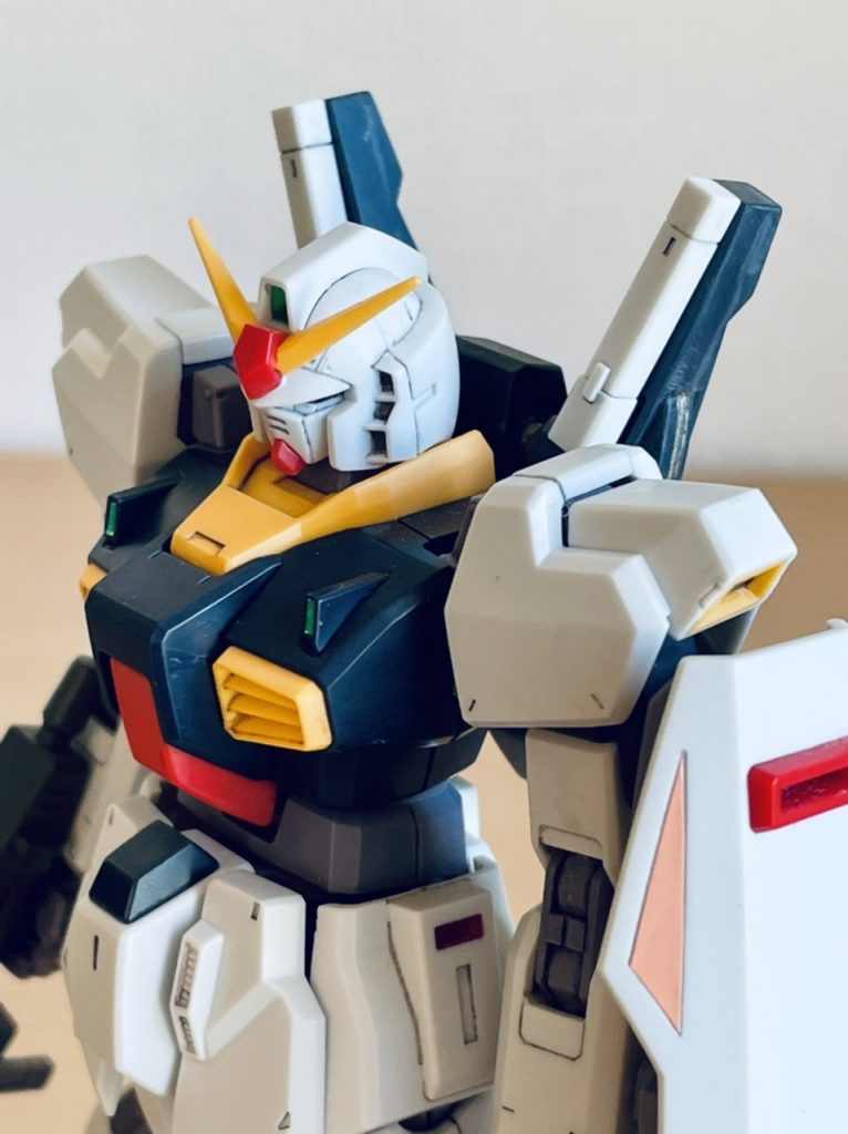 シールドの黄色は、キット付属のシールを貼ってます。肩のスラスターは外側にオフセット。頬当ては薄く削り、フェイスパーツは前に迫り出してます。