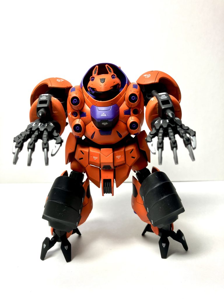 手は30MMの改造パーツを使用。稼働の都合で少しカットしてエポパテで隙間埋めしました。腕部のパイルバンカーと足はグレイズアインの物を拝借。こちらも両方ともエポパテでパーツを接続&整形して制作。腕は可動の都合で一部のサイズが大きくなってしまった。今更ではあるがガンダムアスモデウスのトンファーでも良い腕パーツにはなっていたかもしれないです。