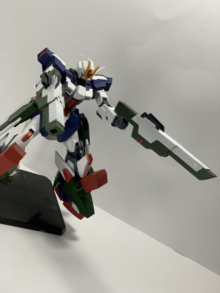 メイン武装は2丁のビーム兵器「エクレール高出力ビーム合口砲」通常のビームライフルとは異なる高出力のビームによる射撃が可能