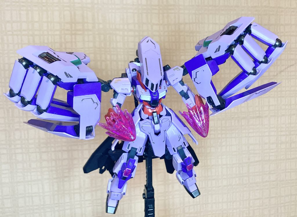 『ンン〜……… 、ぶっコロす』引き篭もりだったハウマッチな もやしっ娘くらいなら、余裕で1発KO出来るゼロ距離から繰り出されるビッグアームによるパンチ。いわゆるラッシュフォーム。シェルシールドにシザーズユニットを付けて可動域を確保しつつ、ヘッドガードで頭部を覆って防御力もアップ。当初はMA時の頭部保護が出来れば良かったヘッドガードも兜っぽくて役得。