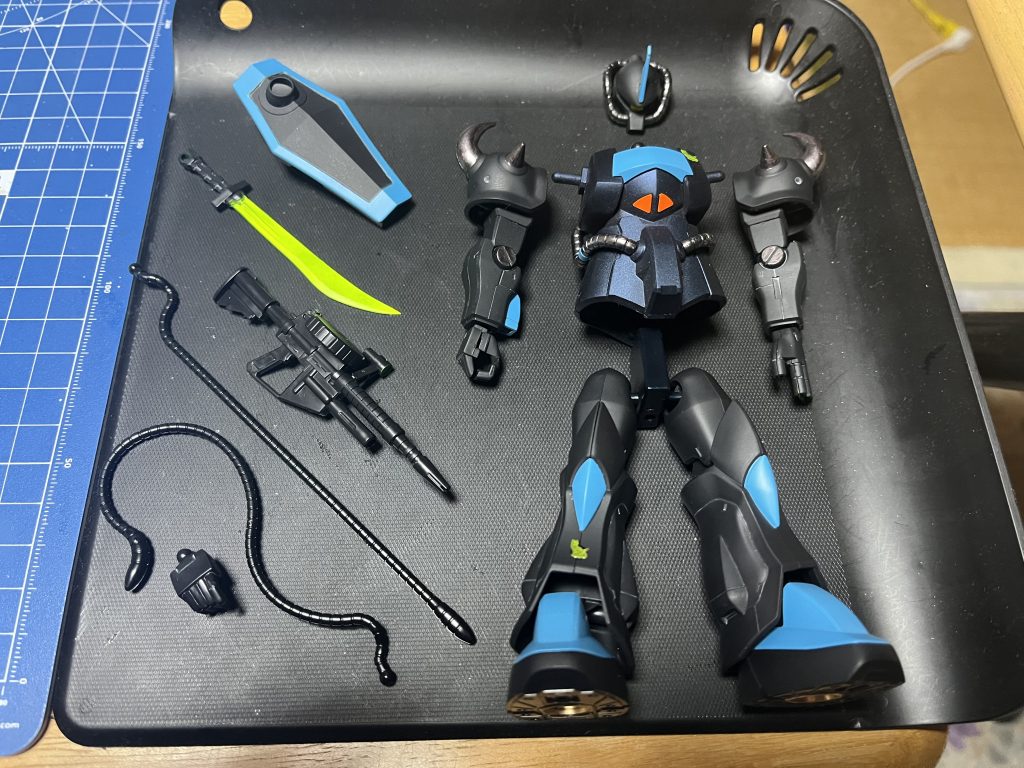 スミ入れにはライトグレーを使用。黒/ライトブルー部はつや消しトップコートで仕上げ、パイプやスパイクをガンダムマーカーのヘビーガンメタリックで塗って、組み付け完了です。マシンガンとロッドは持たせる気がなかったのでノータッチです^_^;