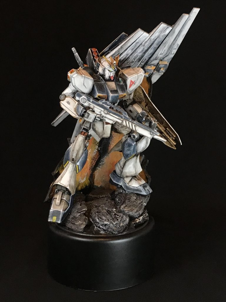 ちょい引きで足場を作って乗せています。そのまま取り付けると角度が合わないのでファンネルの角度だけ微調整しています。