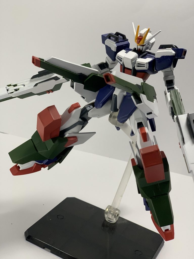 サイドスカートに装備するのは「アヴェルス超加速レール砲」最大3連射可能であり、秒速6kmまで加速する砲弾は高い破壊力を持ち対艦、対要塞攻略において、強力な武器となる