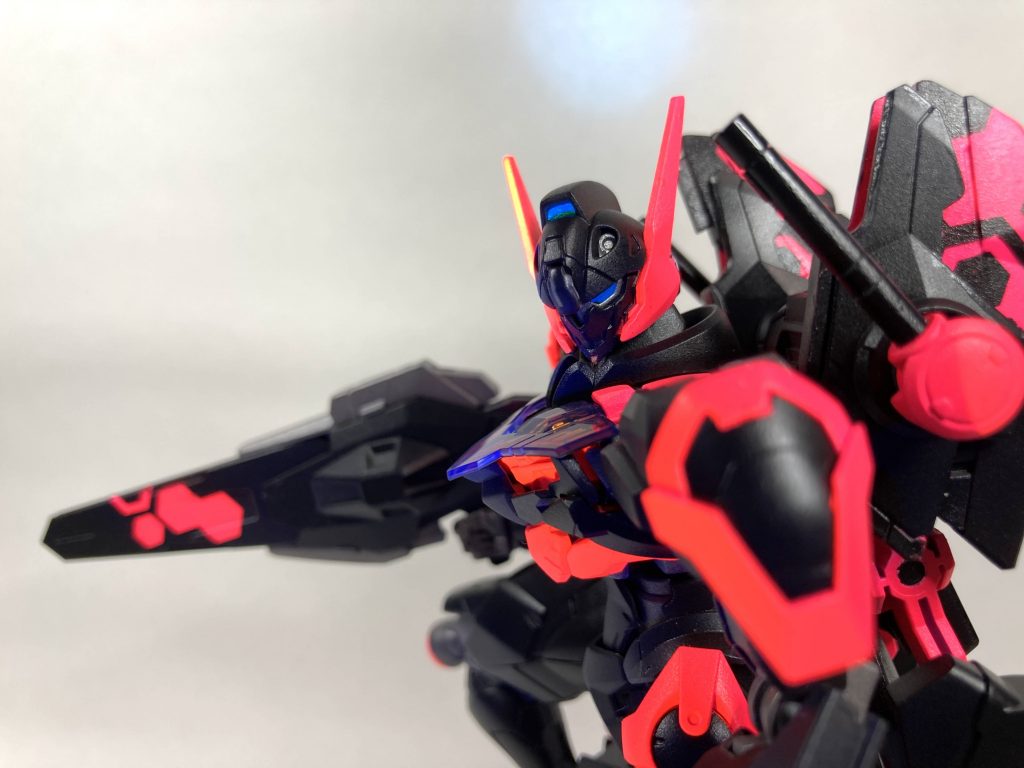 ツインアイとセンサーは蛍光クリアで発光します