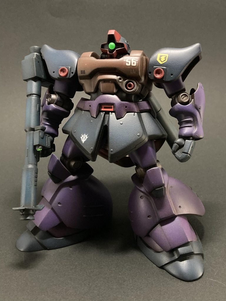 胴体をブラウン、バズーカなどグレー部分はミディアムブルー、ロイヤルブルー、黒い部分はジャーマングレイなど、紫部分はパープル、赤はシャインレッド、シャドウはGXウイノーブラック、関節周りは焼鉄色を使い、最後はクリアレッドをうすーく全体にまぶして艶消しコート後に油彩バーントアンバーにちょっぴり黒を足した色でウォッシングをかけて仕上げました🎨