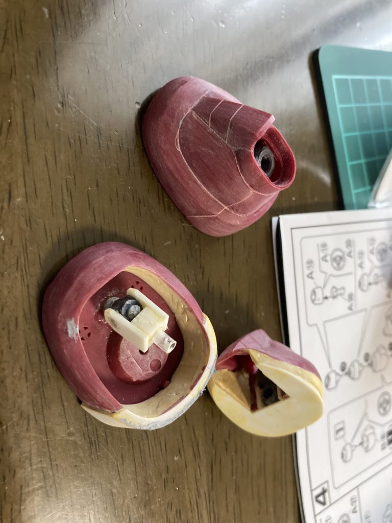 固定ポーズで仕上げるのに可動を増やす改造をしています。