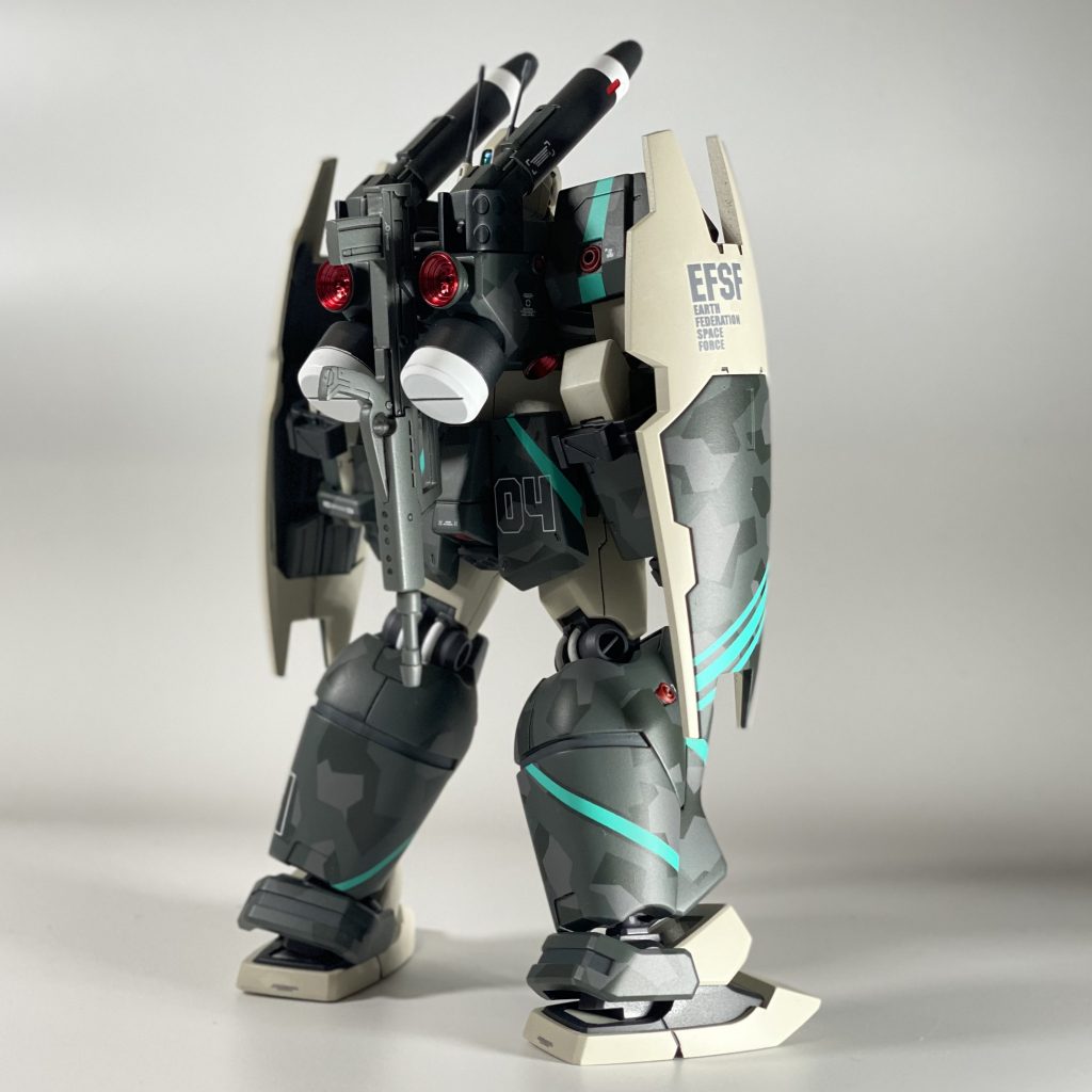 ジムライフルはバックパックにマウント。取り外し可能。