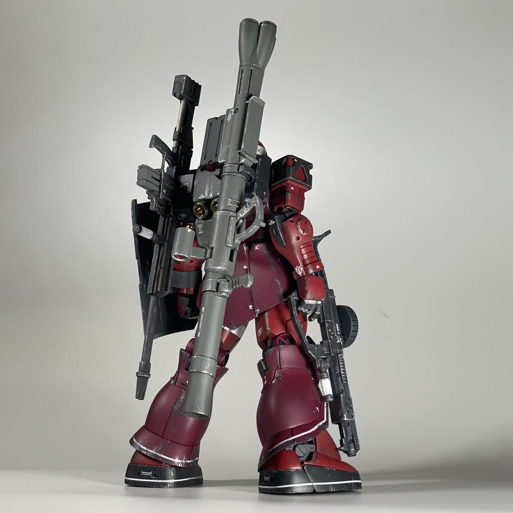 手持ちのザクマシンガンも銃身を作り直しました。ストックの形も変えています。バズーカは合わせ目を消し、少しディテールを追加しています。