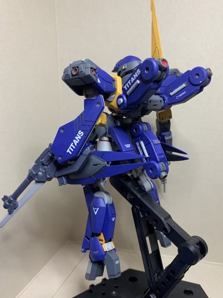 シュヴァルベカスタムは背面の3基のブースターがかっこいいですね。塗装は缶サフ→シタデルカラー筆塗り