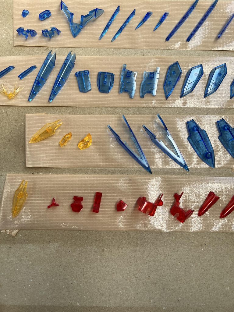 カラーパーツはエナメル塗料で裏塗りをするため、事前にクリアスプレーを吹いて表面保護してます。