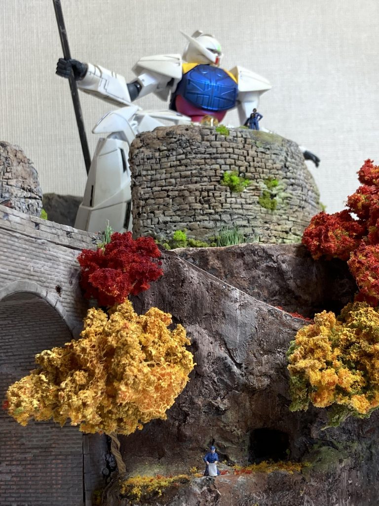 城壁は、日本酒一升瓶の箱に入っているパルプモールドを芯に、軽量紙粘土を盛ったものに、型押しして作りました。