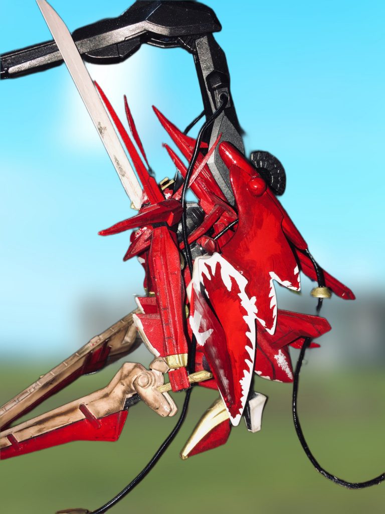 刀はスローネのツヴァイの刀を流用。二刀流は片方は短刀てのが当時の拘りで若干短いのです。どうせならスローネドライ?の主砲をミキシングすればと今になって後悔してます。