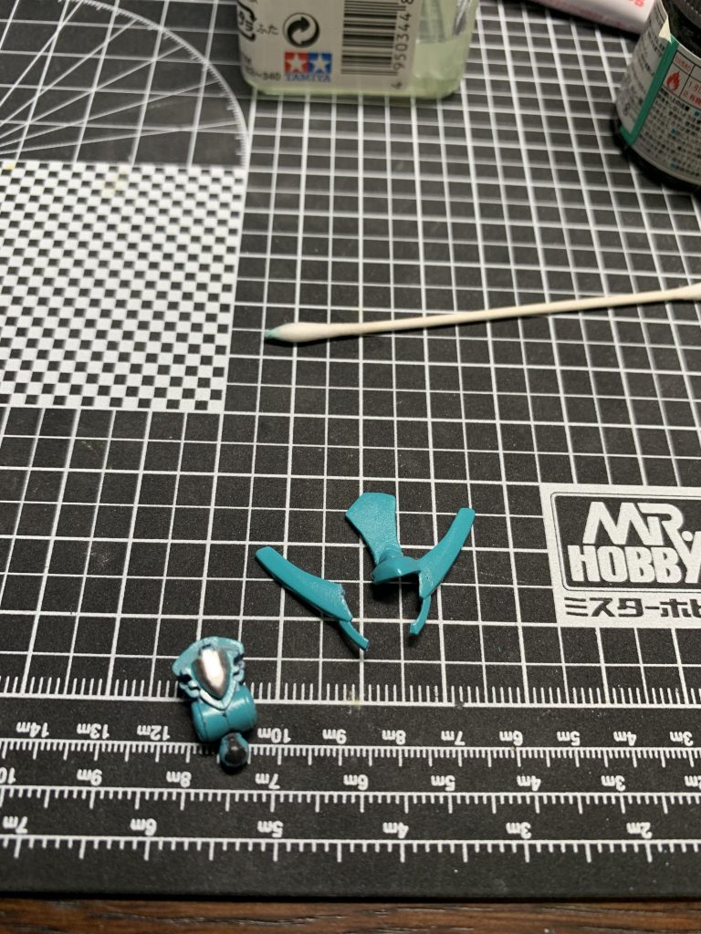 あとは組み立てて完成って所でまさかの破損、泣く泣く修正しました…。