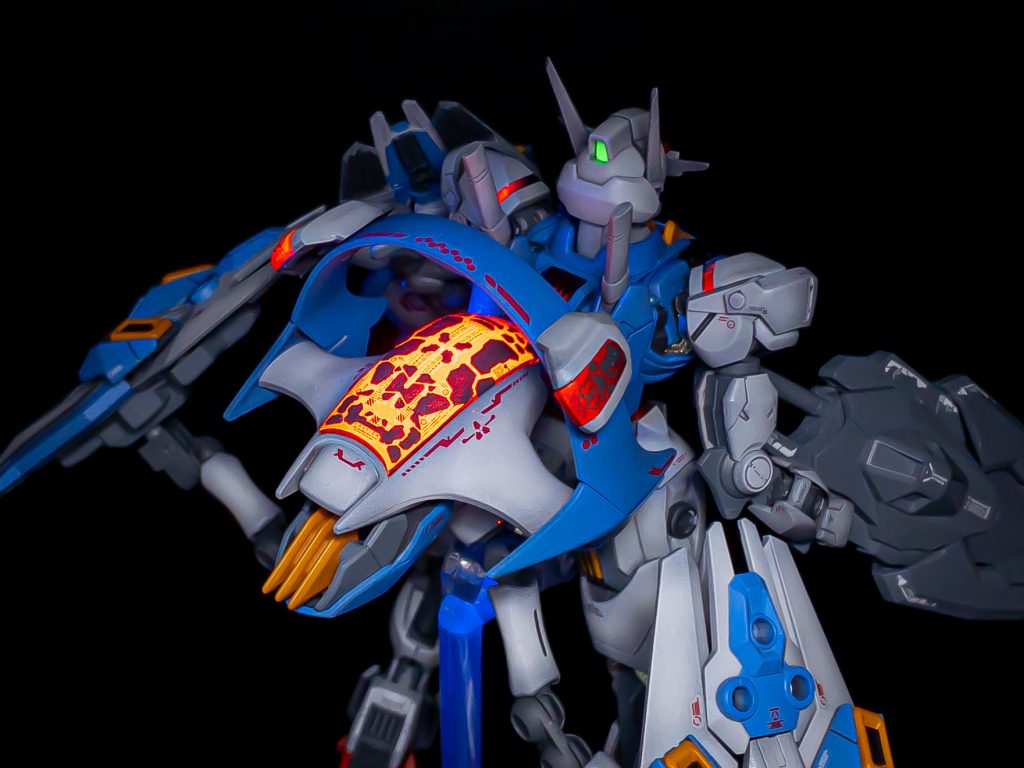 大型シェルユニットは蛍光塗料とデカールの組み合わせで表現。ブラックライトを当てることでシェルユニットが発光します。