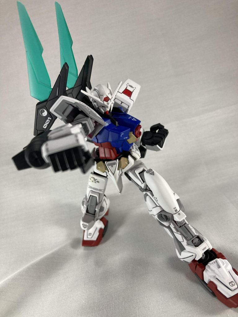 右ストレート、腕の横の黒いパーツがガッション！するところです