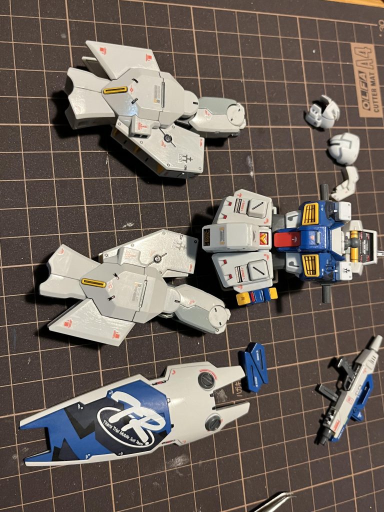 製作途中です。写真横向きですが。シールドのスプリッター迷彩の感じがよくわかると思います。黒は意図的に面積小さくしてます。完成間近でデカール貼ったとこだと思います。デカールは全て水転写使ってます。実はスマホが壊れて、製作中の写真がほとんど消えました。