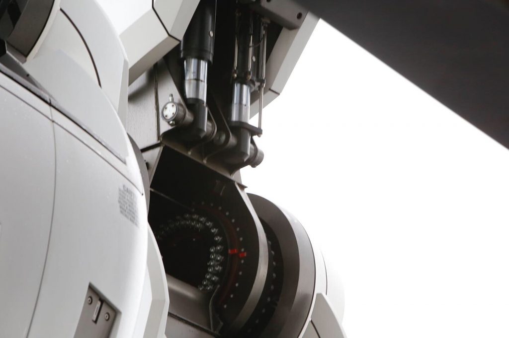 現地係員さんの推しポイント、膝裏のシリンダー。かっこいい。