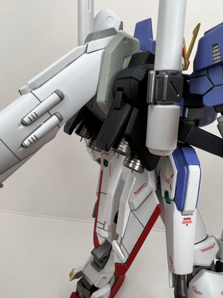 バーニアの内側はクリアブルーで重ね塗り、ピンをを追加しました。