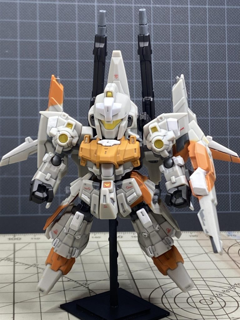 どうしたって、バックヘビーで自立が難しいので、プラ板とランナーで簡単スタンドも自作。スタンドあるだけでプレイバリュー広がります。