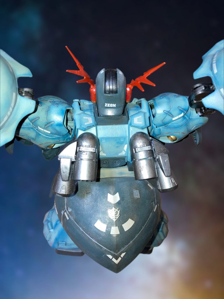 後ろはランドセル型じゃない、ツインバーニア型にしてみました。これ以上盛ると自立は難しいのとジオング感を残したかったです。元機体はもっとジオングから離れたフォルムですが、アナログ感？一年戦争感？随所にオリジナルのジオング＋αくらいで抑えてます。