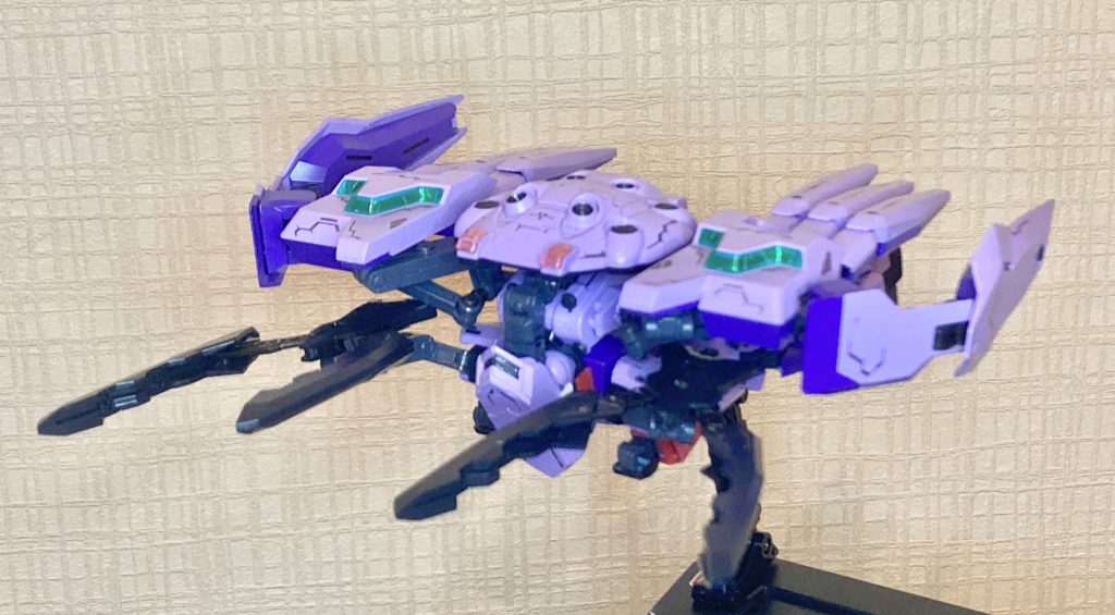 原型モデル機のアシュタロンと同じくMAへの変形機構を備えてます。機体本体全部含めてMAに変形する為に、ディナイアルの前身のカテドラルの背面接続パーツにルナゲイザーのパックパックを取り付けていて、頭部を保護するガードパーツにフラウロスのを拝借しました。MS本体の脚部はガニ股にして90度折り曲げており、裏から見たらスゴい格好してますw