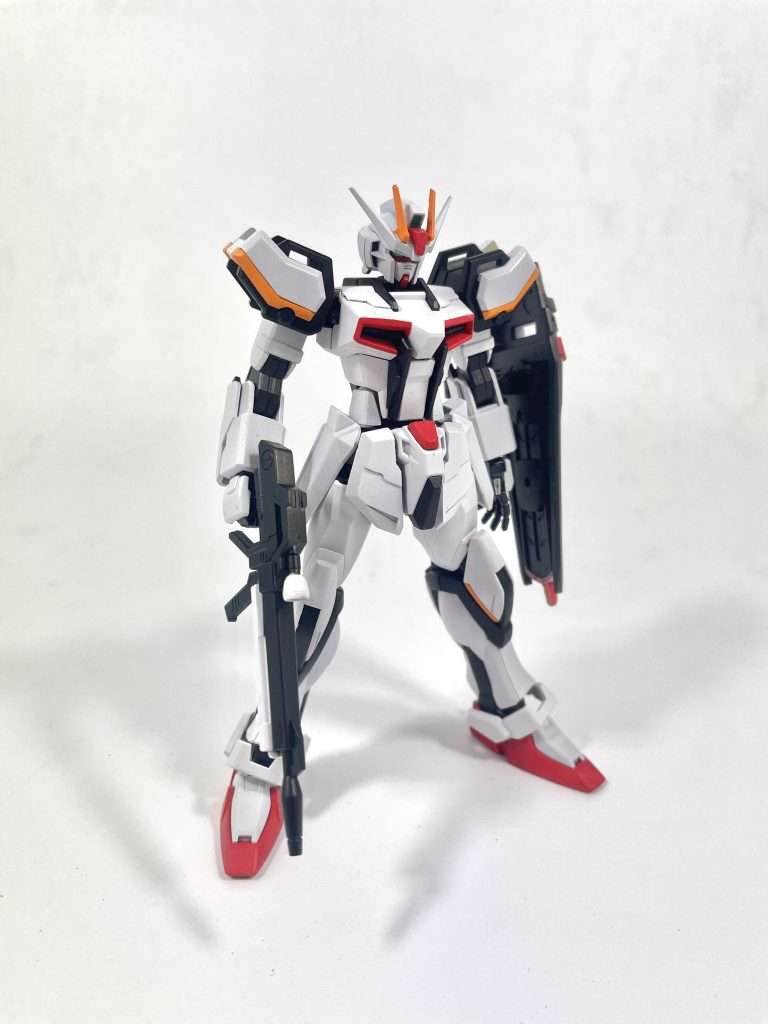 行った工作は両肩両膝の色分け部分の筋彫り、胸部とフロントアーマーにプラ板を貼り付け段差を追加、両肩の可動域の拡張....の３つです。