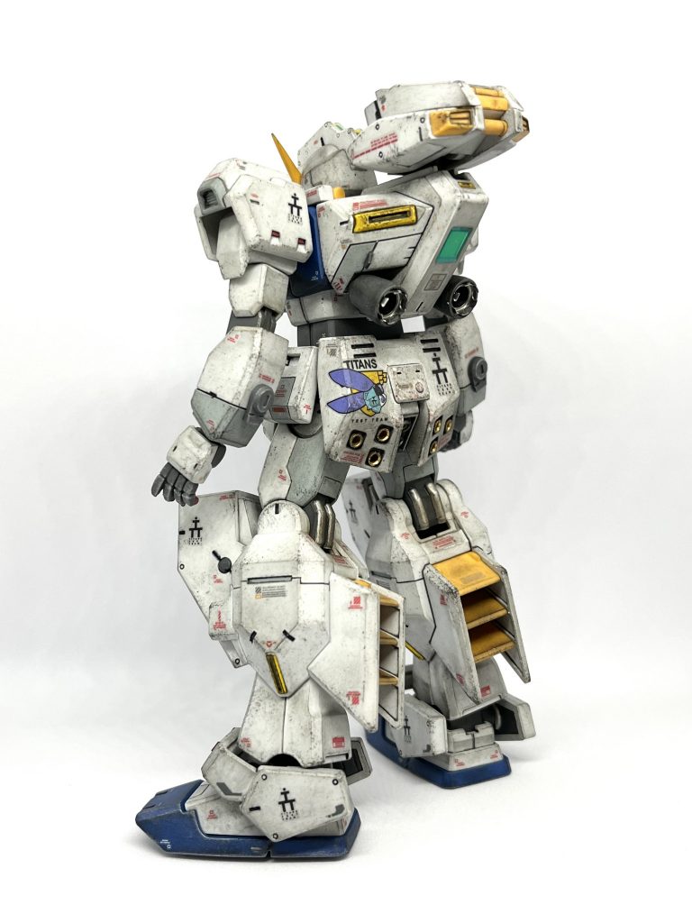 後ろです。ケツノズルは電気コネクターのコンタクトピンです。バックパックのスラスターはベアリングの廃材を使ってます。ちっちゃいですが、バックパックのスラスターの上にブレードアンテナをつけてます。ひざ裏の部分に手を加えるか迷いましたが、時間がかかり過ぎていたのでやめました。腕のハードポイントの穴は、適当な部品をつけてます。